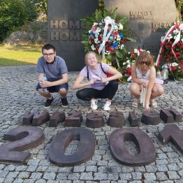 Dzieci przed napisem wrzesień 2001