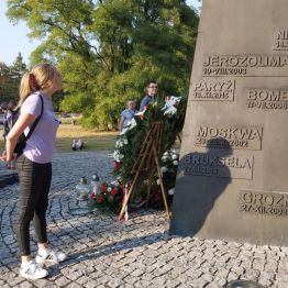 Dziewczynka czyta nazwy miast ,gdzie były ataki terrorystyczne na świecie.