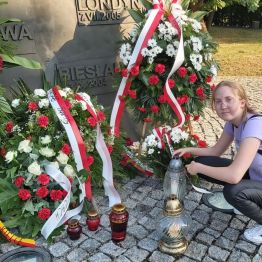 Dziewczynka zapala znicz.