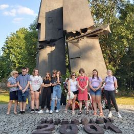 Pod pomnikiem Homo Homini