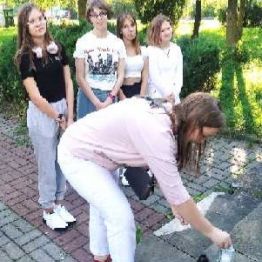 Zapalenie znicza przez wychowankę.