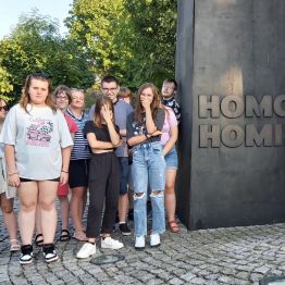 Wychowankowoe przy Pomniku Homo Homini.