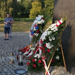 Wieńce przy pomniku.