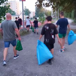 Powrót z akcji i złożenie worków ze śmieciami do odpowiednich kontenerów.
