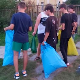 Pełne  worki różnych śmieci.