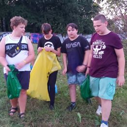 Wychowankowie  sprzątają teren wokół placówki.