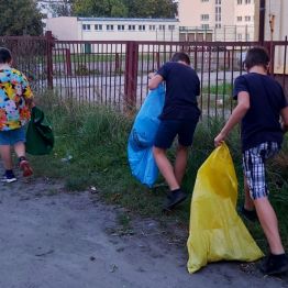 Zbieranie i segregowanie śmieci do odpowiednich worków.