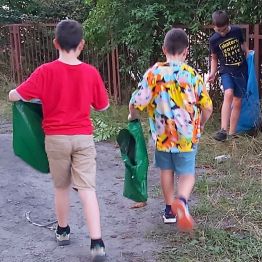  Chłopcy segregują szkło.