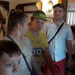 Zwiedzanie dworku przez wychowanków.
