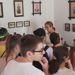 Pani przewodnik opowiada ciekawe historie z życia Stefana Żeromskiego.
