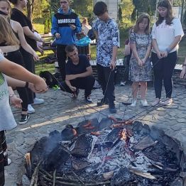 Pieczenie kiełbasek i wspólne rozmowy wychowanków.