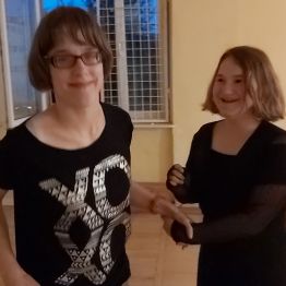 Uśmiechnięte dziewczynki podczas dyskoteki.