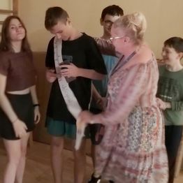 Mianowanie szarfą najsympatyczniejszego chłopaka.