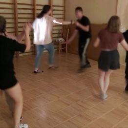 Tańce na dyskotece.