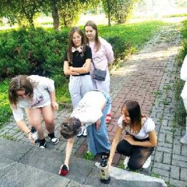 Wychowanki przed pomnikiem.