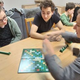 Młodzież i wychowawczyni grają w "Scrable"