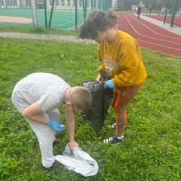 Uczniowie klas I-III sprzątają teren szkoły