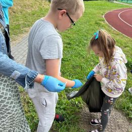 Uczniowie klas I-III sprzątają teren szkoły