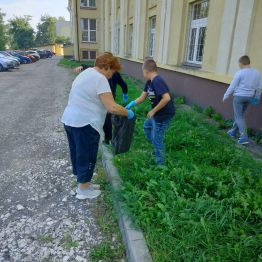 Uczniowie klas I-III sprzątają teren szkoły