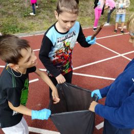 Uczniowie klas I-III sprzątają teren szkoły