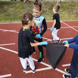 Uczniowie klas I-III sprzątają teren szkoły