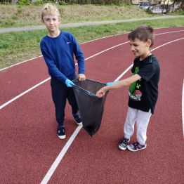 Uczniowie klas I-III sprzątają teren szkoły