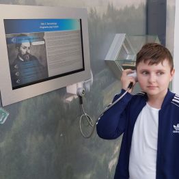 Chłopiec słucha głosu pisarza.