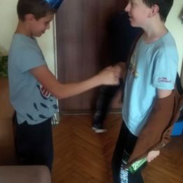 Chłopiec składa życzenia koledze