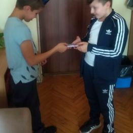 Kolega wręcza prezent 