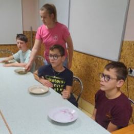 W oczekiwaniu na konsumocję wspólnie przygotowanego posiłku.