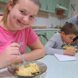 Dziewczynka podczas konsumpcji spaghetti. 