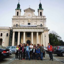 Dzieci przed katedrą w Lublinie 