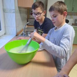 Wychowankowie podczas przygotowania spaggetti.