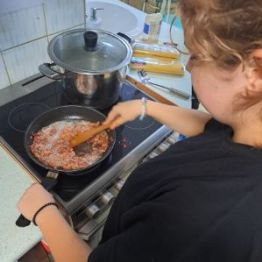 Dziewczynka podczas przygotowania posiłku.