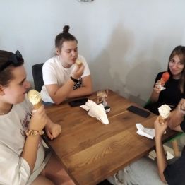 dziewczęta spożywające lody
