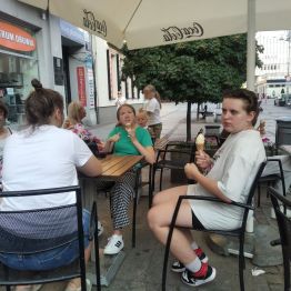 odpoczynek przy stolikach lodziarni