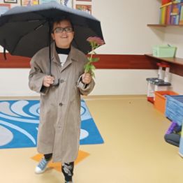 Kacper w jesiennym płaszczu.