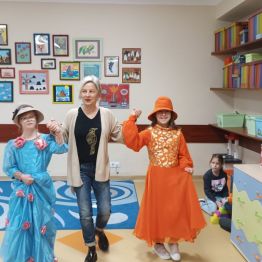 Uczennice wraz z wychowawczynią na wybiegu.