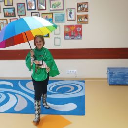 Agatka pod kolorowym parasolem.