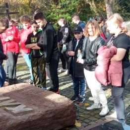 Uczniowie na Starym Cmentarzu w Kielcach