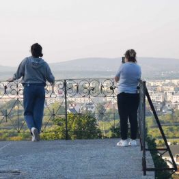 wychowanki obserwują panoramę Kielc