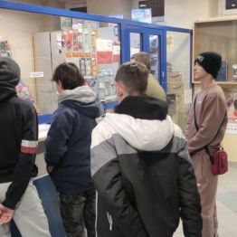 Sześciu chłopców jest w urzędzie pocztowym.