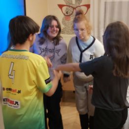 Wspólne tańce uczestników imprezy urodzinowej. .