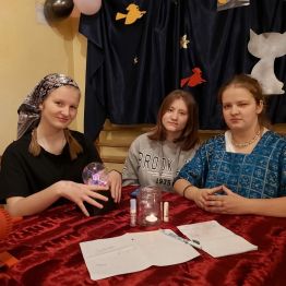 Wróżki siedzą przy stoliku w oczekiwaniu na przepowiednie
