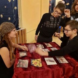 Wróżka odczytuje przyszłość chlopcu