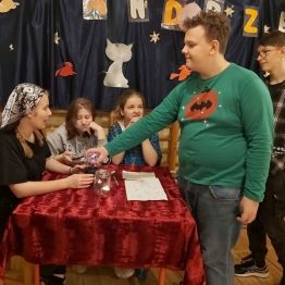 Wróżka odczytuje przyszłość z ręki 