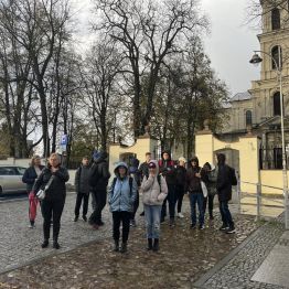 Na placu przed kościołem Św. Wojciecha. Młodzież, pani Renata i pani Gosia.