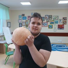 Kamil trzyma dynię.
