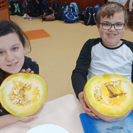 Marta i Kacper prezentują wnętrze dyni.
