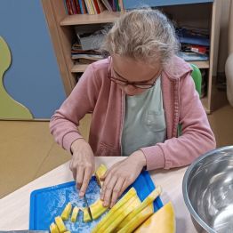 Hania kroi miąższ dyni w kostkę.